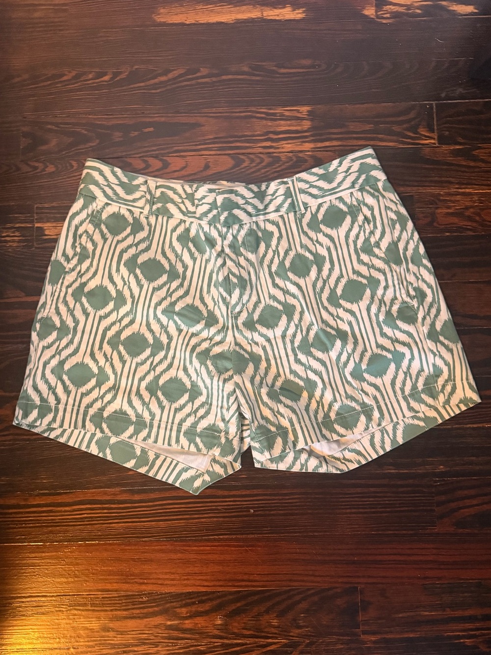 BANANA REPUBLIC - Green and White Geometric Print Shorts